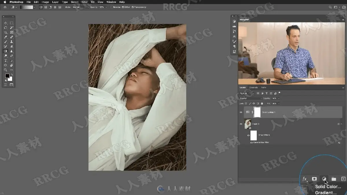 摄影师在专业显示器前使用Lightroom CC和Photoshop调整风光人像照片的柔和灯光与色彩平衡8