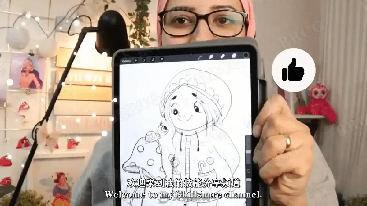 插画师在专业数位板前使用Photoshop绘制可爱平面卡通角色的草图与矢量线稿，屏幕下方显示着中英双语教学字幕6