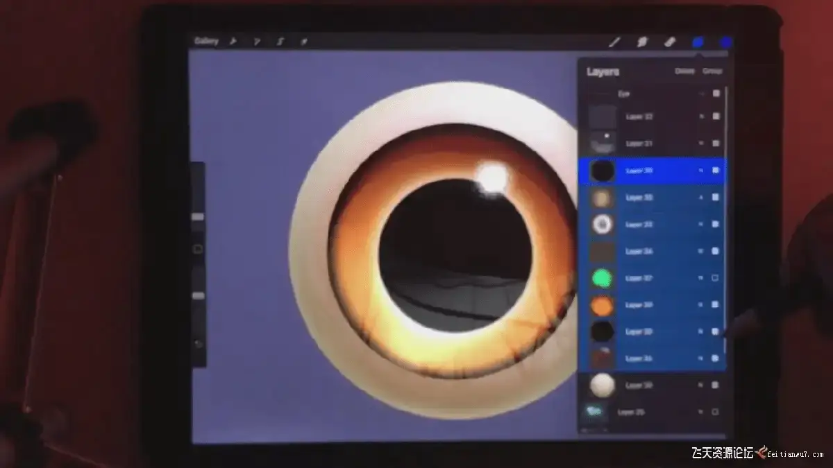 插画师在iPad Pro上使用Apple Pencil和Procreate软件,正在精细刻画一只极具光影真实感与虹膜细节的写实眼睛4