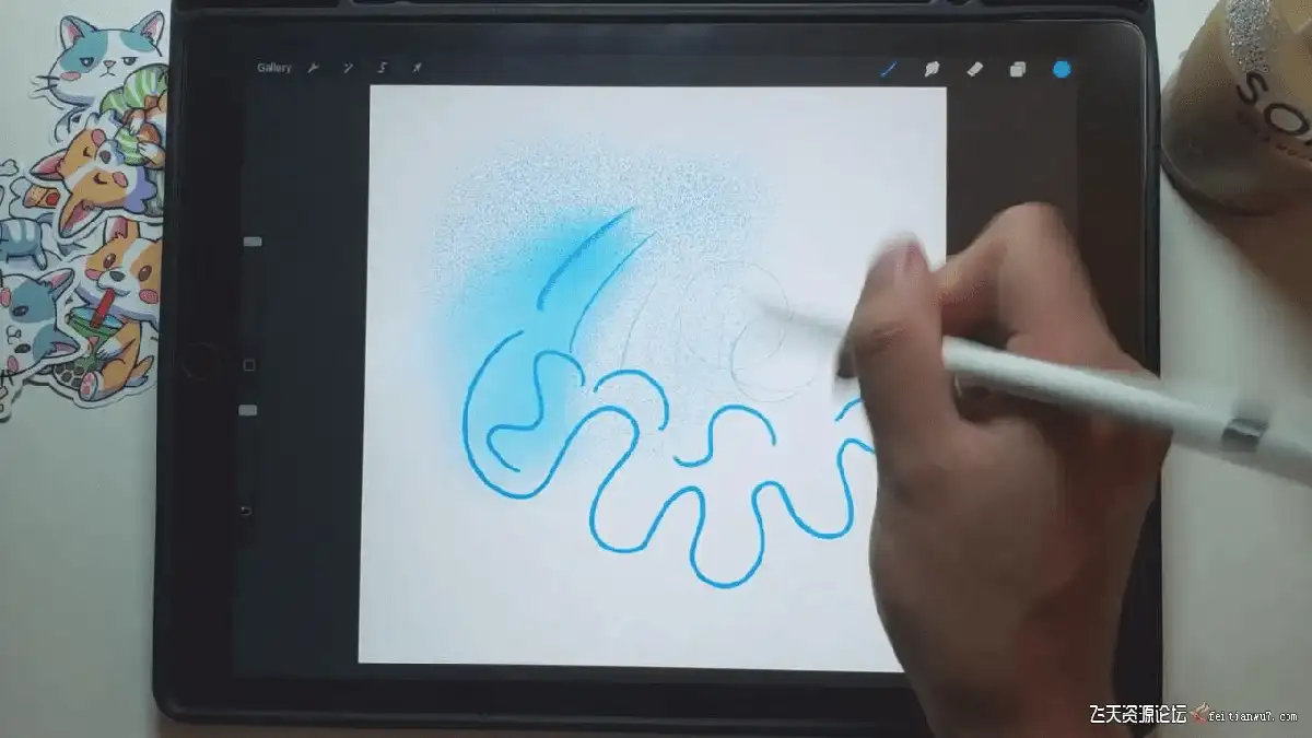 插画师在iPad Pro屏幕上使用Procreate软件，正分步绘制一只可爱的宝可梦伊布(Eevee)卡通插画2