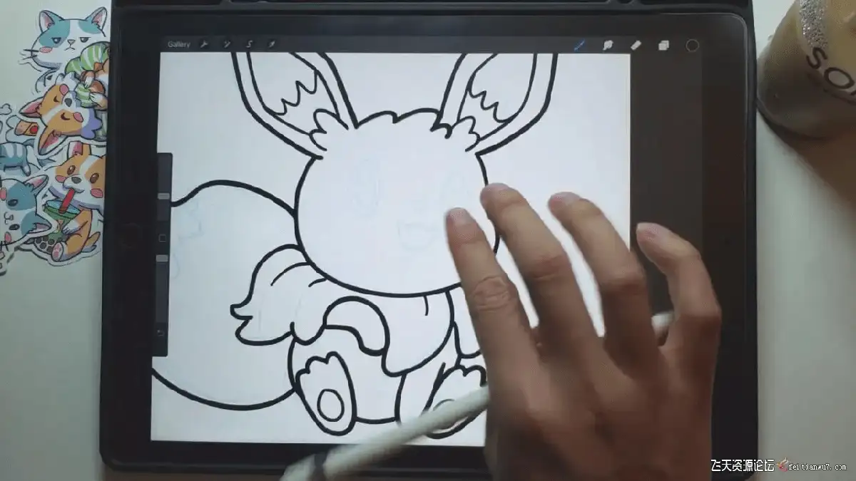 插画师在iPad Pro屏幕上使用Procreate软件，正分步绘制一只可爱的宝可梦伊布(Eevee)卡通插画5