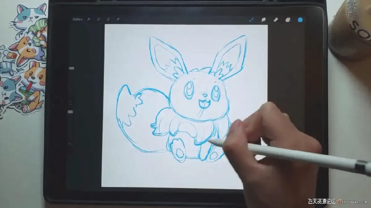 插画师在iPad Pro屏幕上使用Procreate软件，正分步绘制一只可爱的宝可梦伊布(Eevee)卡通插画4