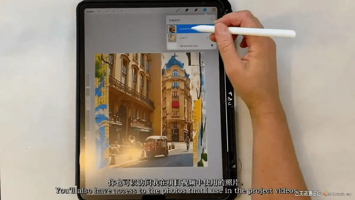 插画师在iPad Pro屏幕上使用Procreate软件，正将真实纸张纹理与数字水彩笔触进行混合媒体背景创作8