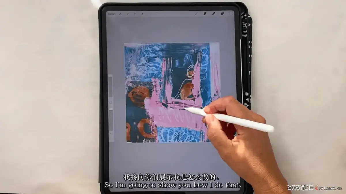 插画师在iPad Pro屏幕上使用Procreate软件，正将真实纸张纹理与数字水彩笔触进行混合媒体背景创作9