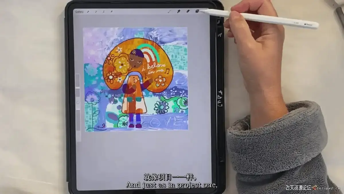 插画师在iPad Pro屏幕上使用Procreate软件,正将真实纸张纹理与数字水彩笔触进行混合媒体背景创作11
