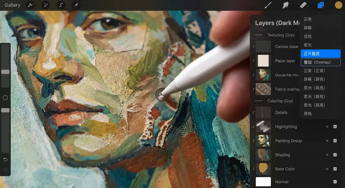 插画师在iPad Pro屏幕上使用Procreate软件,正将真实纸张纹理与数字水彩笔触进行混合媒体背景创作3